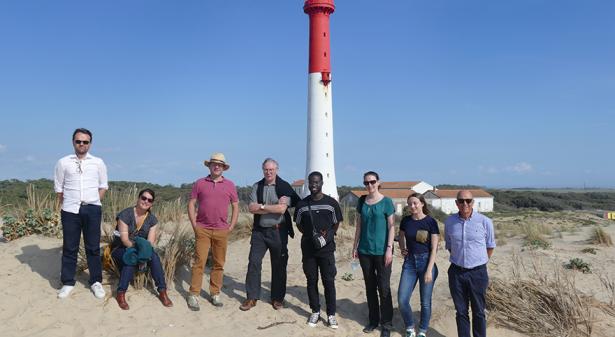Les membres de la Commission et du secrétariat général devant le phare de la Coubre
